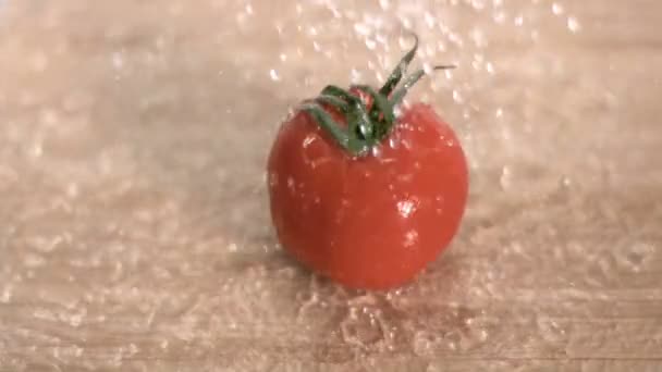 Llueve agua sobre tomate en cámara súper lenta — Vídeo de stock