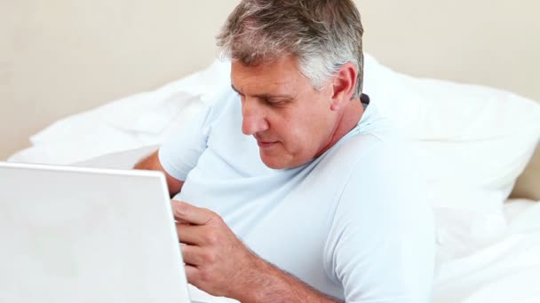 Mature man using a laptop — Stock Video