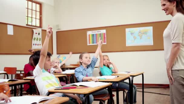 Веселі учні піднімають пальці — стокове відео