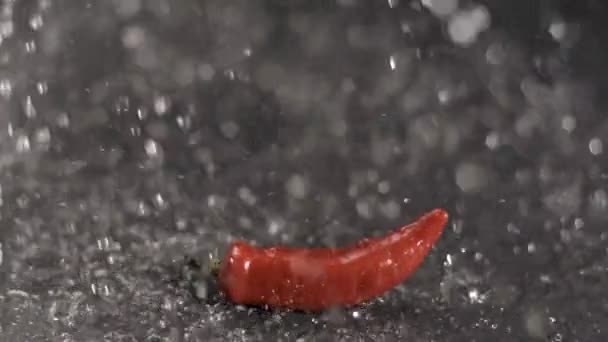 Pluie d'eau sur le chili au ralenti — Video