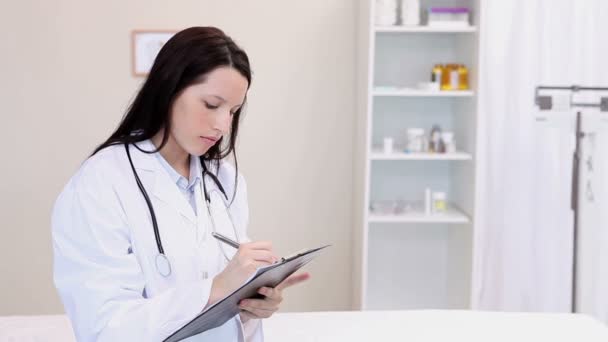 Женщина-врач смотрит на рентген — стоковое видео