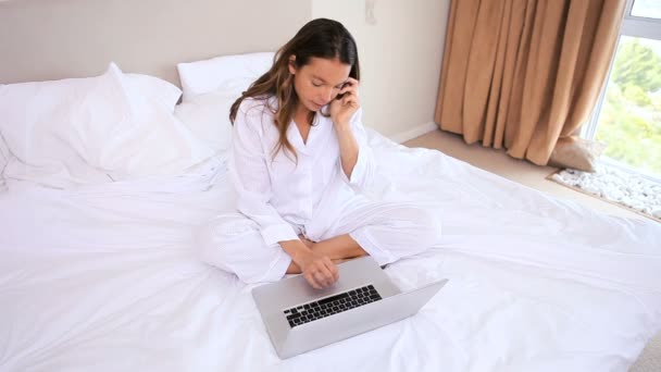 Woman using a laptop — Stock Video