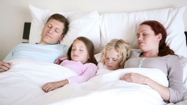 Familia durmiendo juntos — Vídeos de Stock