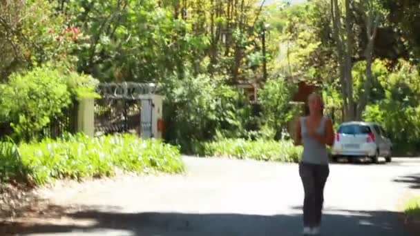 Jogging mulher corre pela rua com a câmera na frente dela — Vídeo de Stock