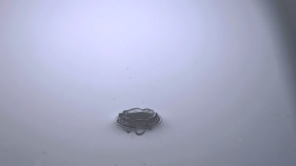 Kropla wody spadająca w super slow motion — Wideo stockowe