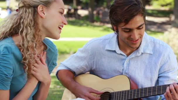Boyfriend plays the guitar for his girlfriend — Stock Video
