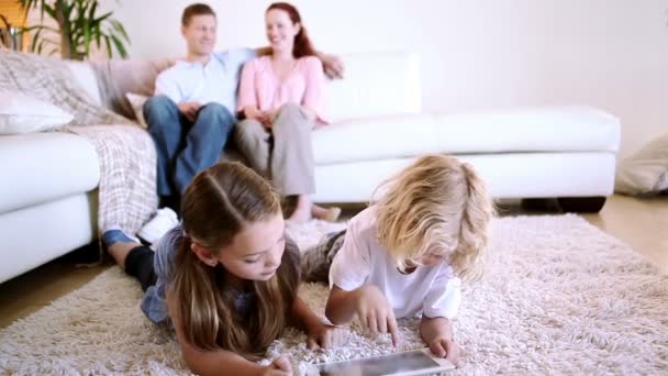 Broers en zussen spelen met een tablet pc — Stockvideo