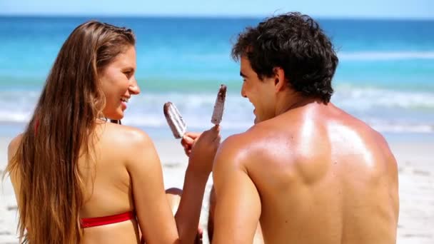 Pareja comiendo helados — Vídeos de Stock