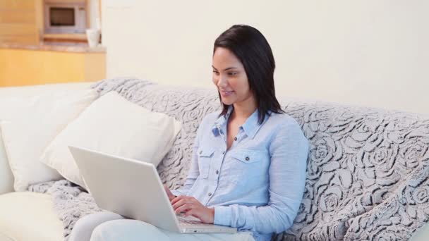 Femme avec son ordinateur portable sur le canapé — Video