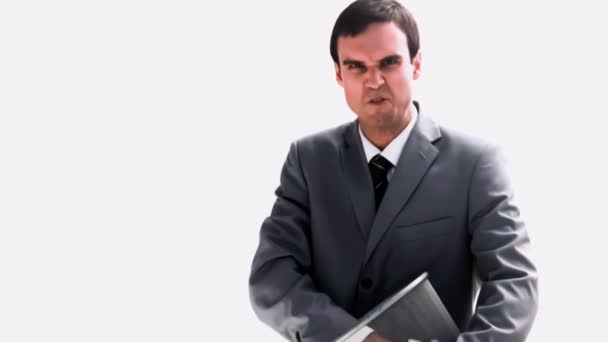 Бизнесмен бросает бумажный мяч в замедленной съемке — стоковое видео