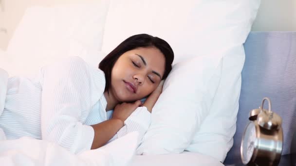 Mulher feliz por ter tempo para dormir — Vídeo de Stock