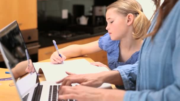 Маленька дівчинка малює на записнику — стокове відео