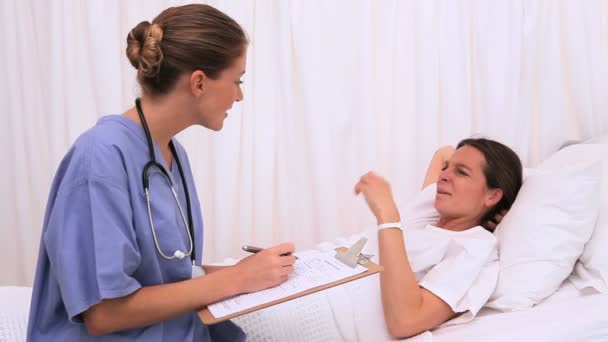 Patient listening to her nurse — Stock Video