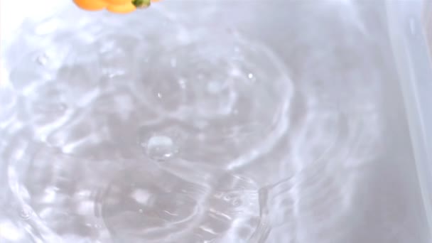 Paprika's vallen in water in super slow motion — Stockvideo