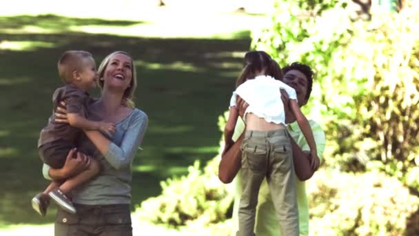 Eltern halten ihre Kinder in Zeitlupe — Stockvideo