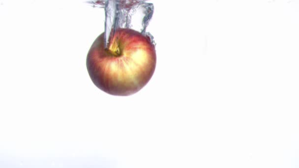 Apple vallen in water in super slow motion — Stockvideo