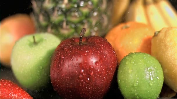 Chuva de água em frutas em movimento super lento — Vídeo de Stock