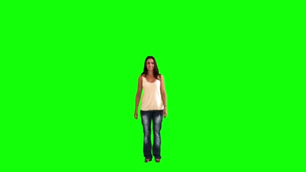 Mulher pulando em câmera lenta enquanto faz um salto de estrela — Vídeo de Stock