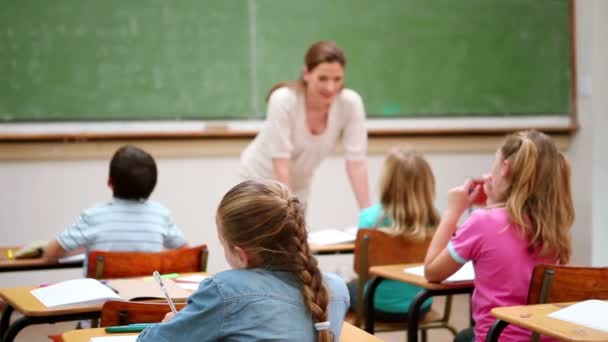 Profesora hablando con sus alumnos — Vídeos de Stock