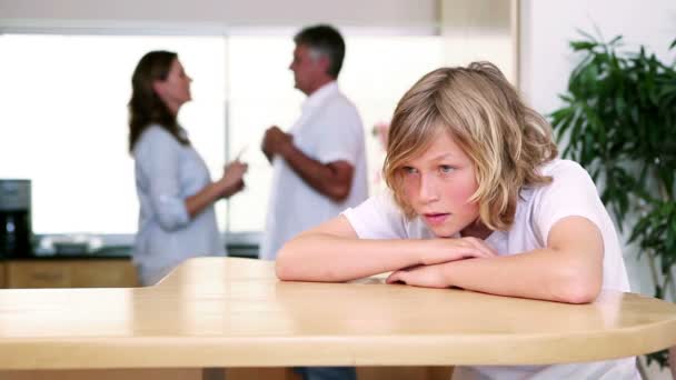 Triste niño escuchando a sus padres peleando — Vídeos de Stock