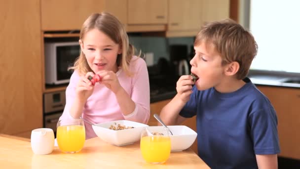 Schattig broers en zussen eten hun ontbijt — Stockvideo