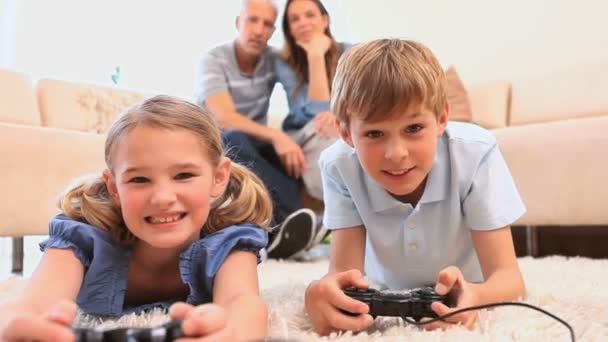 Lachende broers en zussen spelen van videospellen — Stockvideo