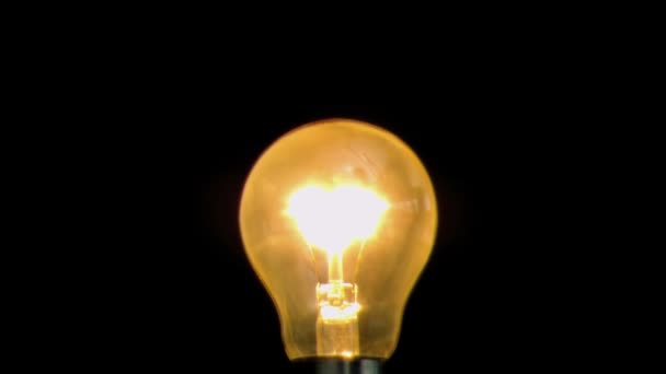 Glühbirne wird in Superzeitlupe eingeschaltet — Stockvideo