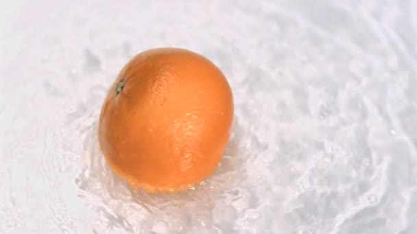 Oranje draaien in water in super slow motion — Stockvideo