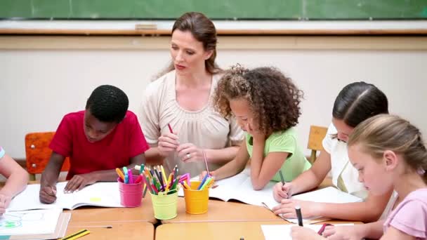 Glückliche Schüler zeichnen — Stockvideo