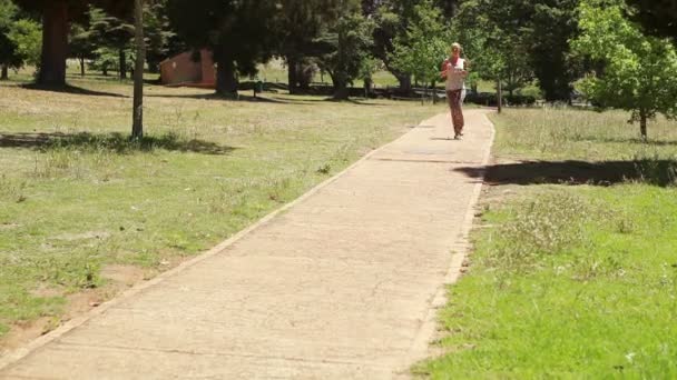 En kvinna jogs upp en vandringsled förbi kameran — Stockvideo