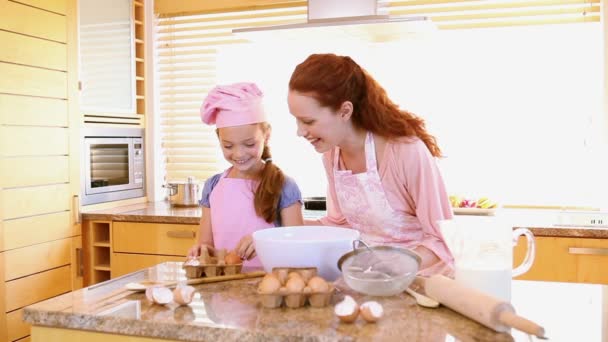 Γελαστή μάνα και κόρη μαγείρεμα — Αρχείο Βίντεο
