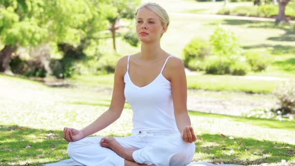 Una mujer manteniendo su posición de yoga — Vídeos de Stock