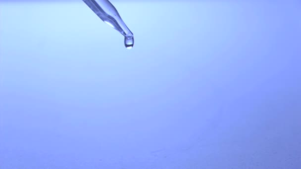 Drop, der in Superzeitlupe von einer Pipette fällt — Stockvideo