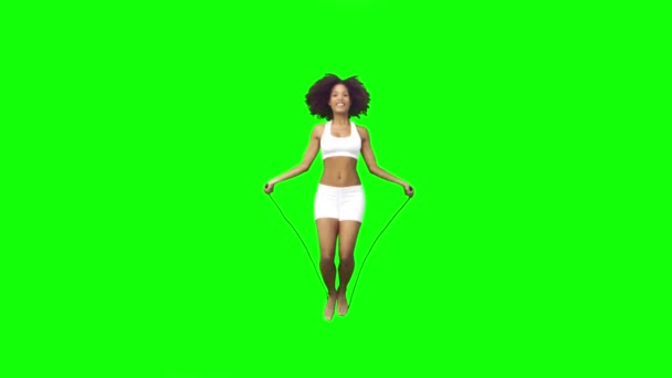 Brunette vrouw afspelen in slow motion met een springtouw — Stockvideo