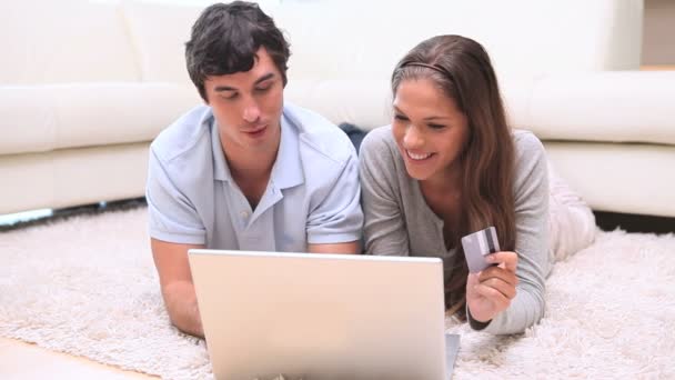 Pareja haciendo sus compras en línea — Vídeo de stock