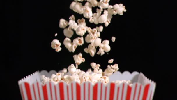 Popcorn fällt in Superzeitlupe in Tüte — Stockvideo