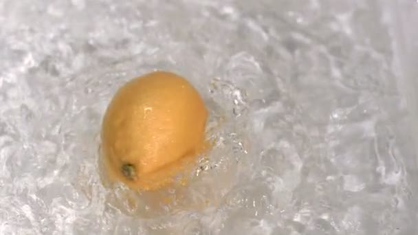 Limone che trasforma in acqua in super slow motion — Video Stock