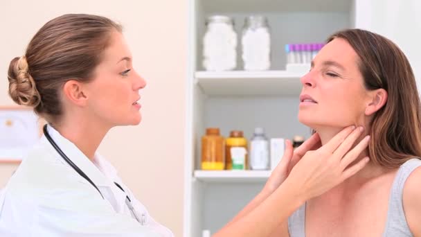 Nurse examining a patient — Stock Video