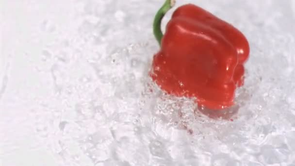 在水中，超级慢动作转动的辣椒 — 图库视频影像