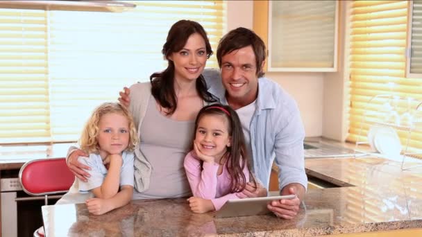 Familia feliz usando una tableta — Vídeo de stock