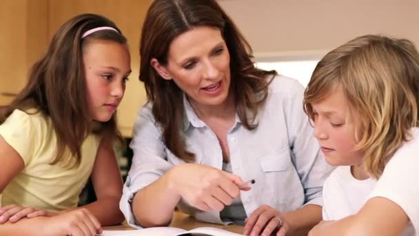 Madre ayudando a sus hijos — Vídeos de Stock