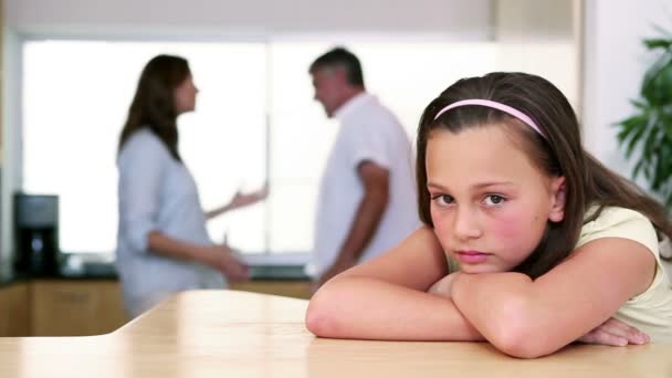 Klein meisje luisteren naar haar ouders ruzie — Stockvideo