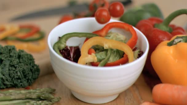 Tomates cayendo en cámara súper lenta en ensalada — Vídeos de Stock