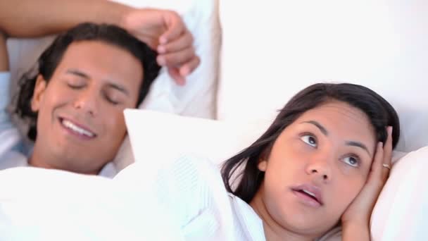 Frau kann wegen ihres schnarchenden Mannes nicht schlafen — Stockvideo