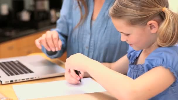 Mère et fille utilisant une boussole — Video