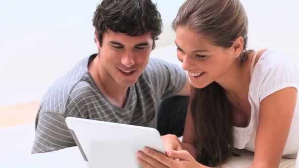 Casal sorrindo usando um tablet pc — Vídeo de Stock