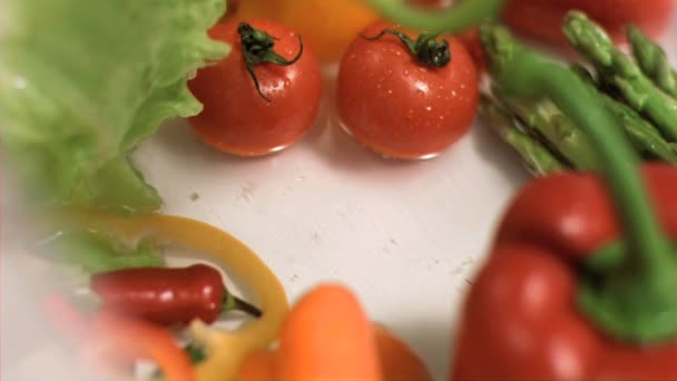 Gesneden paprika's vallen in super slow motion — Stockvideo