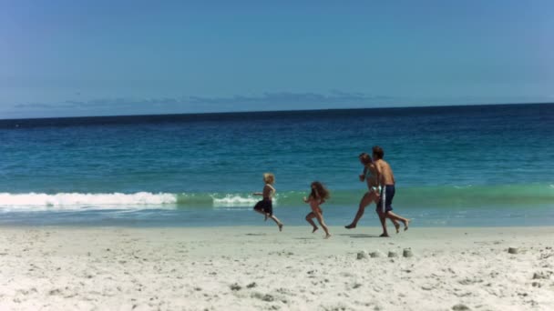 Familia teniendo una carrera en cámara lenta — Vídeos de Stock