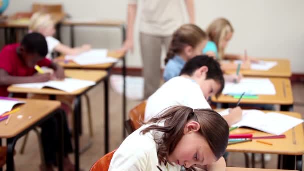 Alumnos escribiendo en sus cuadernos — Vídeos de Stock