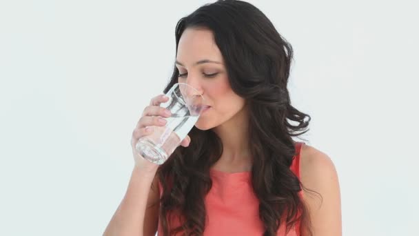 Jovem adulto bebe um copo de água — Vídeo de Stock